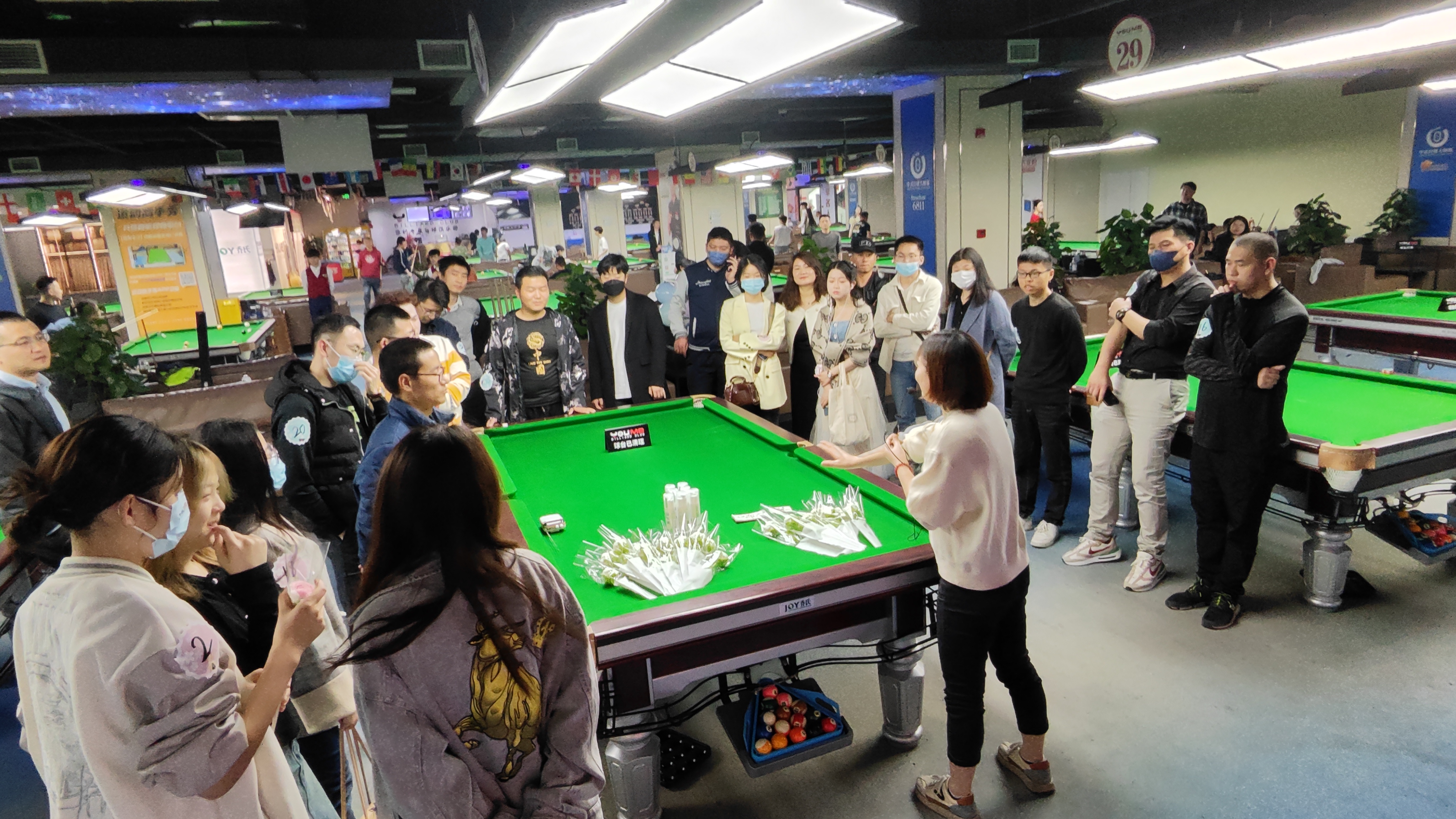 水晶城“碰出火花，，，，，撞进心扉”结交派对活动圆满举行