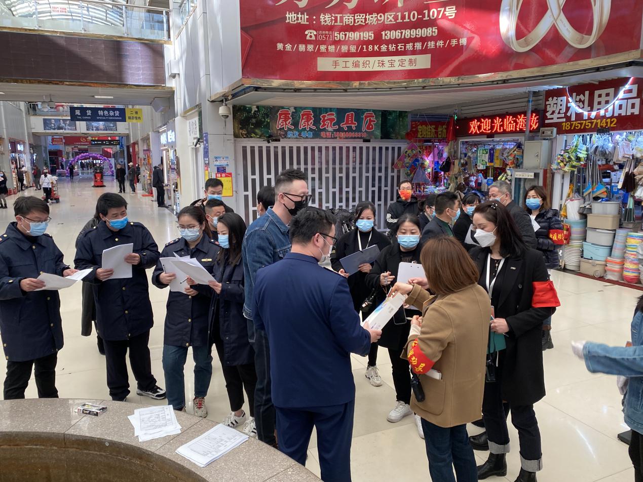 大关市场羁系所联合钱江商城开展韩国入口服装检查