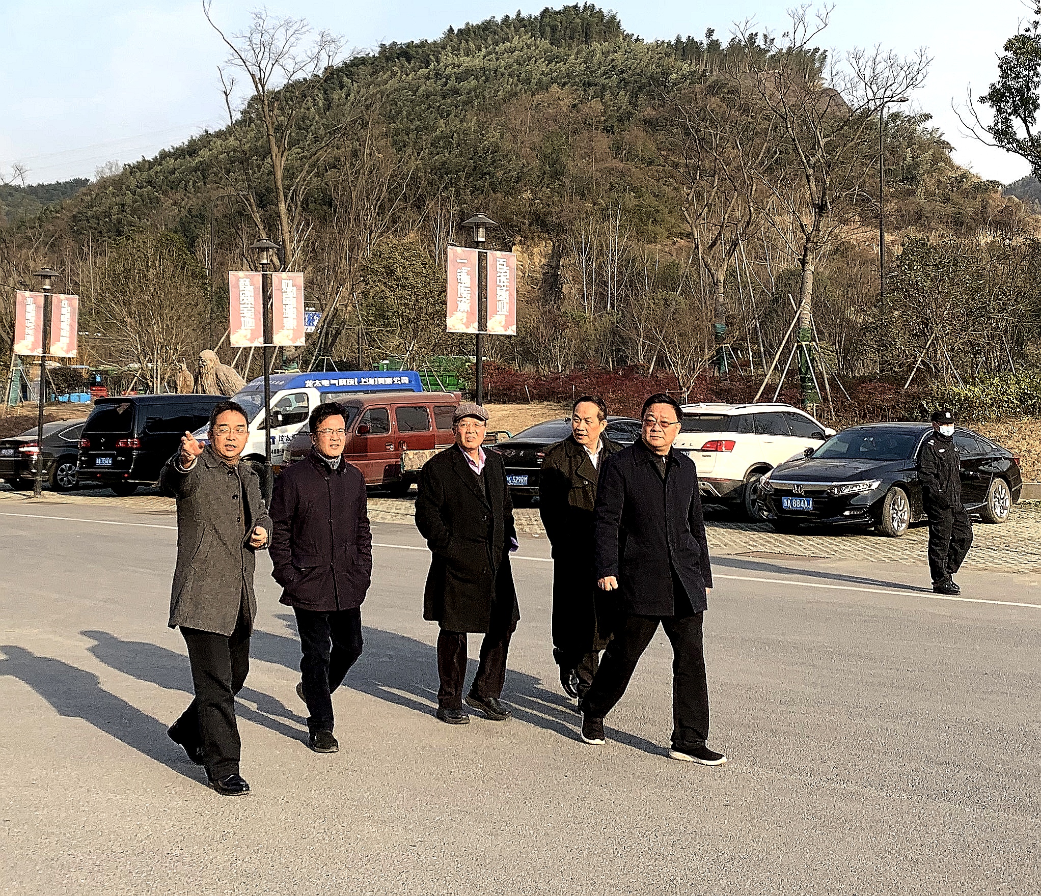 拳拳之心  殷殷之情  老向导们旅行考察天游ty8长城机电市场