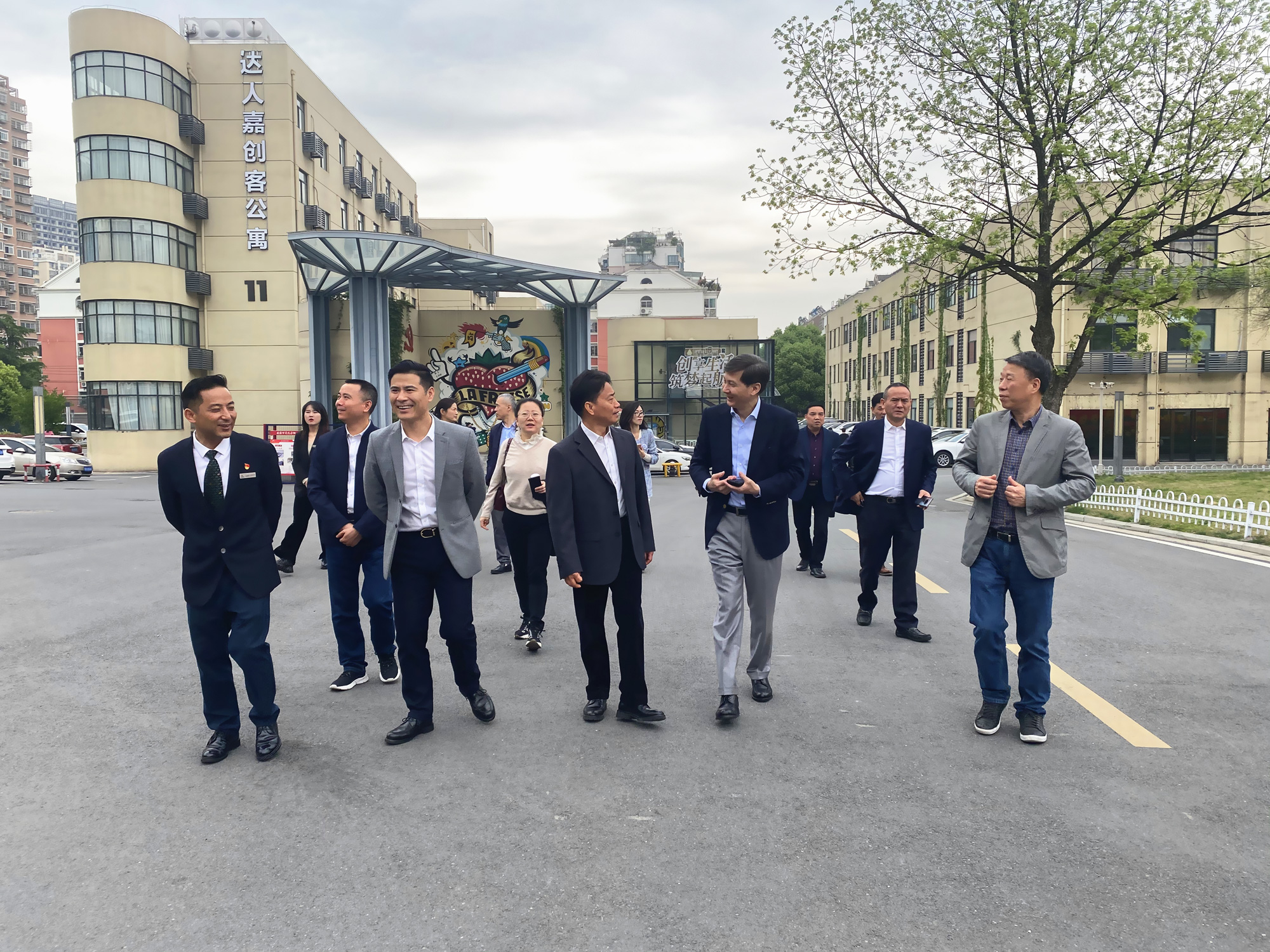 杭州市政协副主席、市工商联主席冯仁强 一行莅临庐阳天游ty8文创园考察