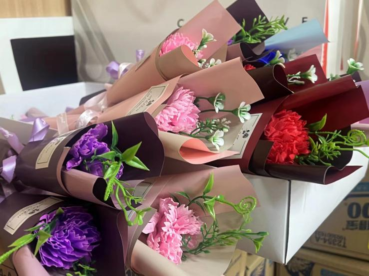 天游ty8文创集团开展“送你一朵小花”女神节活动