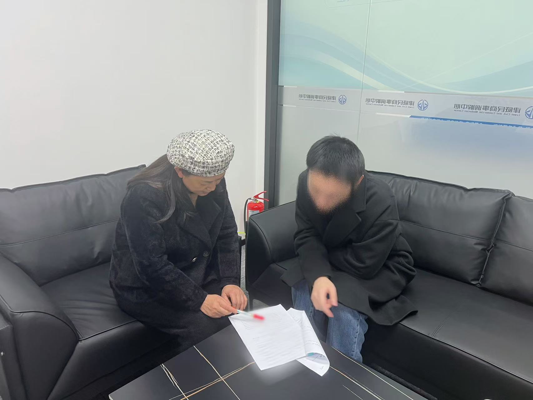 邻里同砚债，，，“背靠背”调解显温情