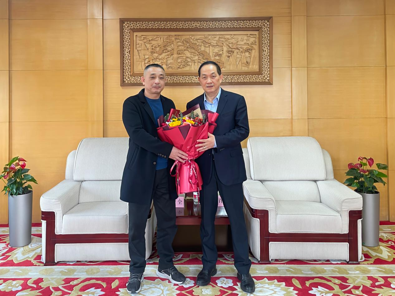 王守全主任慰问省级劳模许荣根——区总工会向导赴浙江天游ty8集团开展新春走访慰问活动