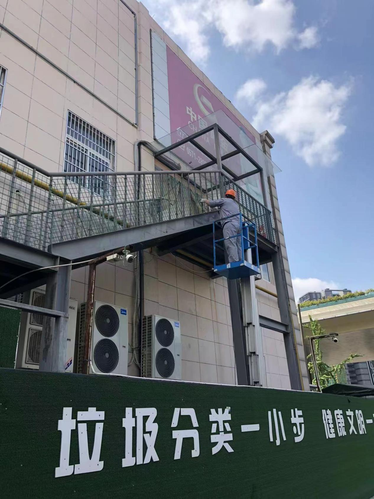  钱江商城钢楼梯举行除锈涂漆