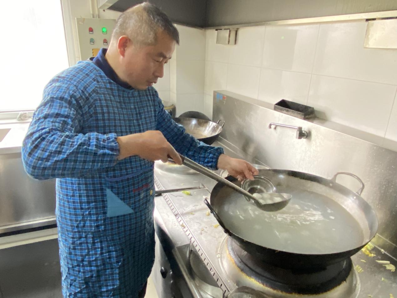 小小汤圆庆元宵，，，，，浓浓真情暖人心